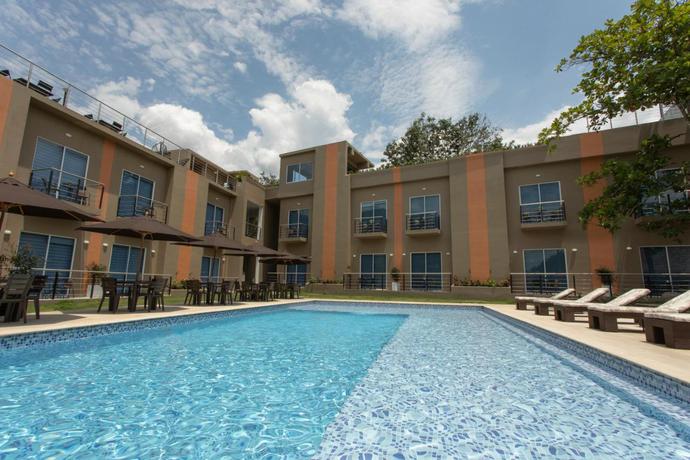 Imagen de la piscina del Hotel Natural Hill's by HandR. Foto 13