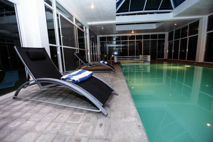 Imagen de la piscina del Hotel Natural Suites- cerca de Africam Safari Valsequillo Puebla. Foto 17
