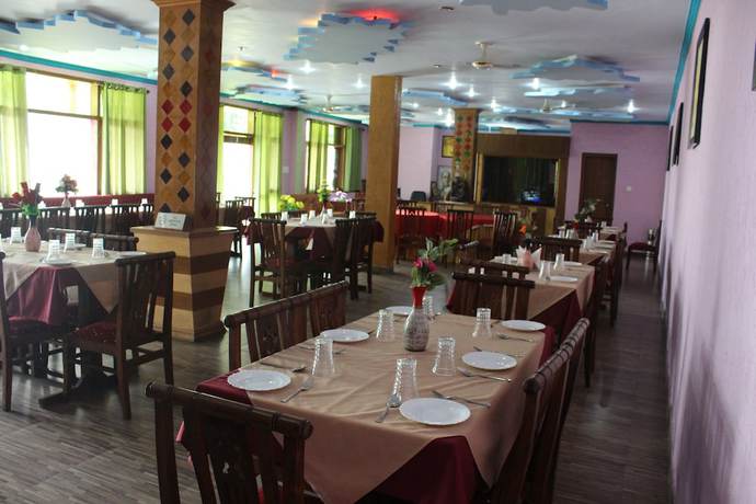 Imagen del bar/restaurante del Hotel Nature Bloom Dharamshala and Resort. Foto 2
