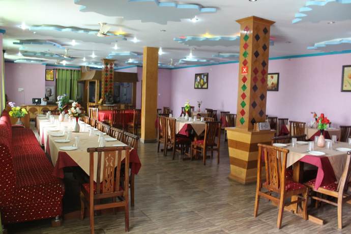 Imagen del bar/restaurante del Hotel Nature Bloom Dharamshala and Resort. Foto 6