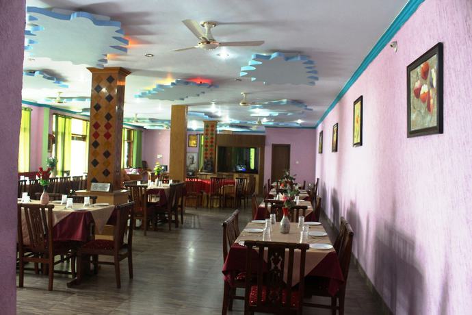 Imagen del bar/restaurante del Hotel Nature Bloom Dharamshala and Resort. Foto 7