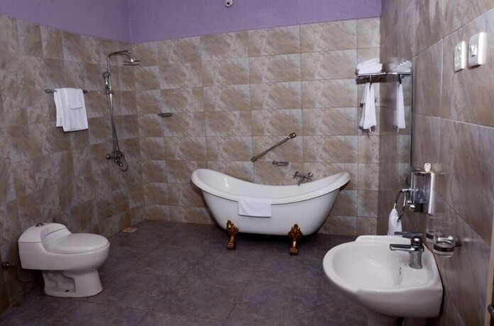 Imagen de la habitación del Hotel Nature's Green Beach Resort. Foto 28