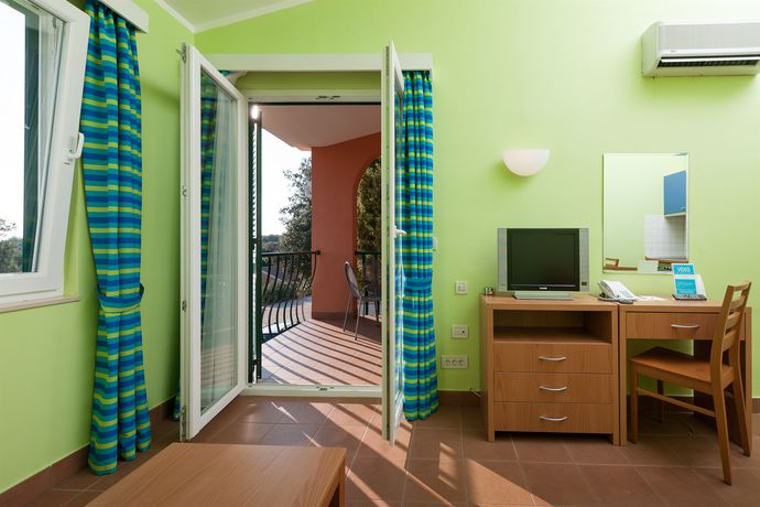 Imagen de los exteriores del Hotel Naturist Park Koversada Apartments. Foto 10