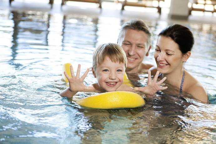 Imagen de la piscina del Hotel Naturparkhotel Bauernhofer. Foto 18