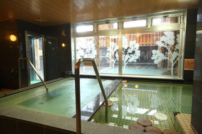 Imagen de la piscina del Hotel Naturwald Furano. Foto 16