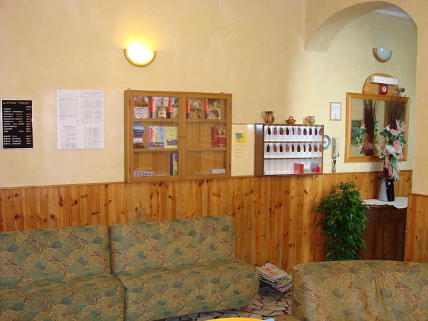 Imagen de los interiores del Hotel Naty. Foto 20