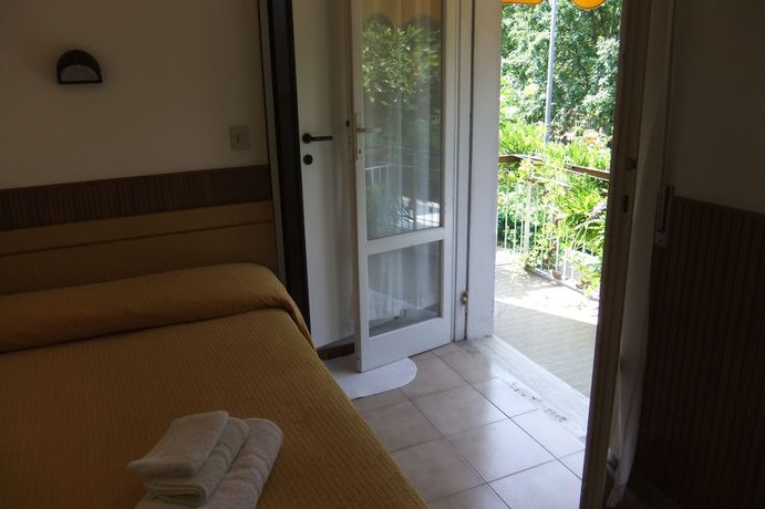 Imagen de la habitación del Hotel Naty. Foto 13