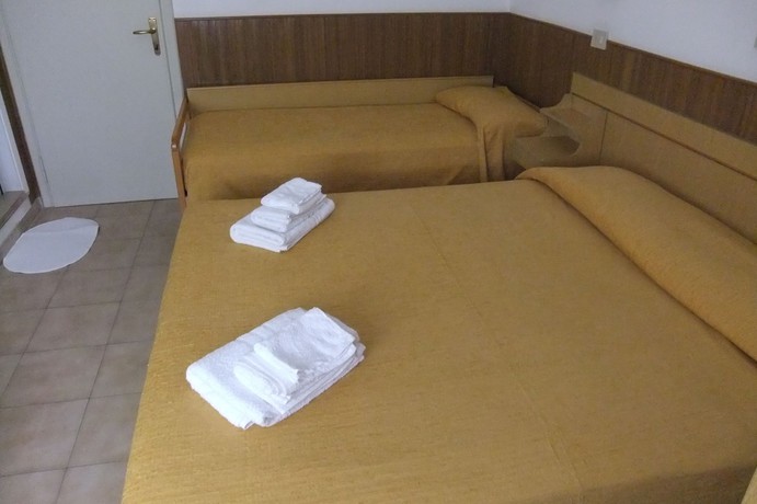 Imagen de la habitación del Hotel Naty. Foto 17
