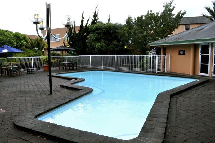 Imagen de la piscina del Hotel Naumi Auckland Airport. Foto 15