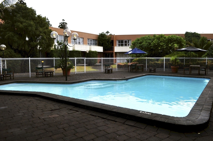 Imagen de la piscina del Hotel Naumi Auckland Airport. Foto 16