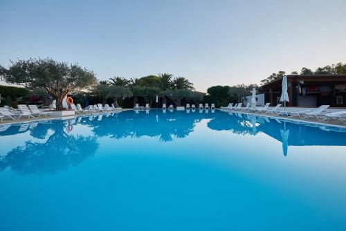 Imagen de la piscina del Hotel Nausicaa Village. Foto 11