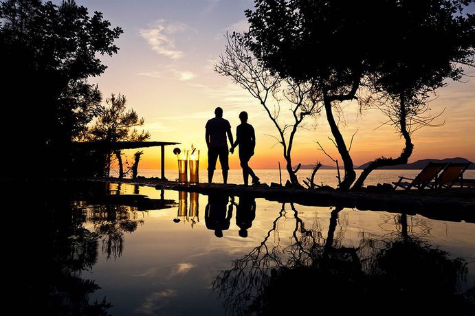 Imagen del bar/restaurante del Hotel Nautical Faralya. Foto 6