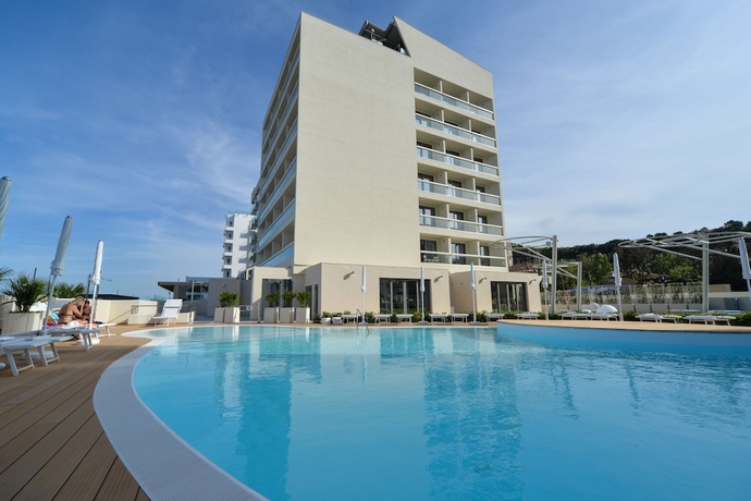 Imagen de la piscina del Hotel Nautilus Family. Foto 19