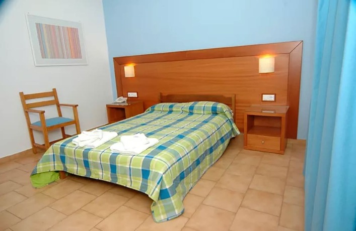 Imagen de la habitación del Hotel Navarone. Foto 17