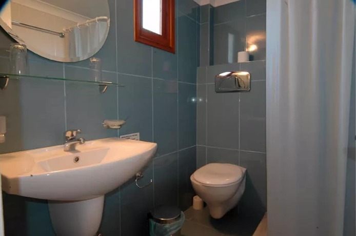 Imagen de la habitación del Hotel Navarone. Foto 18