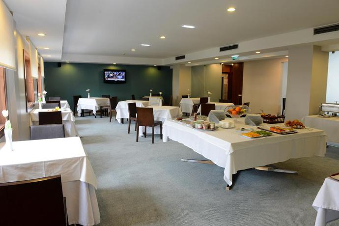 Imagen del bar/restaurante del Hotel Navarras. Foto 2