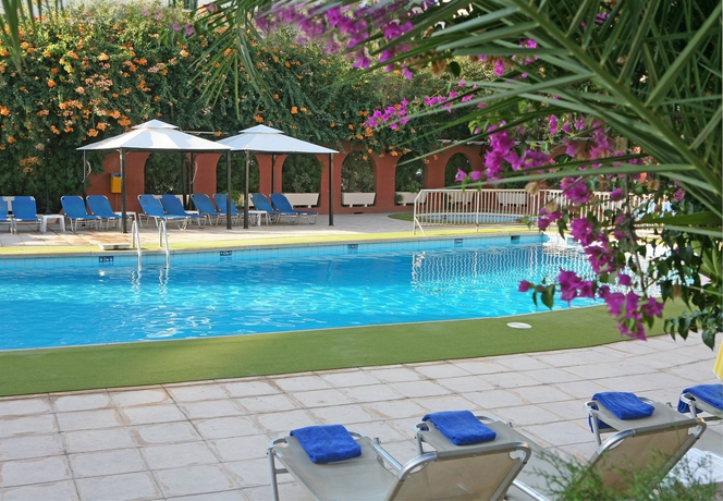 Imagen de la piscina del Hotel Navarria. Foto 11