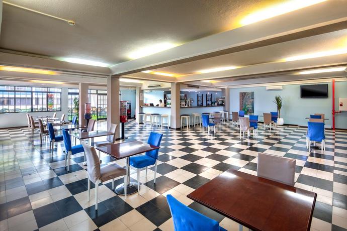 Imagen del bar/restaurante del Hotel Navegadores. Foto 12