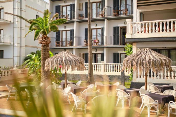Imagen de los exteriores del Hotel Navia Santa Ponsa- Adults Only. Foto 6