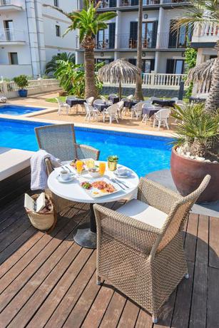 Imagen de la piscina del Hotel Navia Santa Ponsa- Adults Only. Foto 16