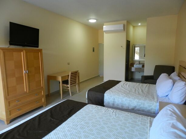 Imagen de la habitación del Hotel Navola Inn. Foto 20