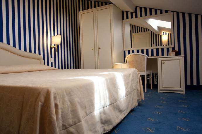 Imagen de la habitación del Hotel Navy. Foto 4