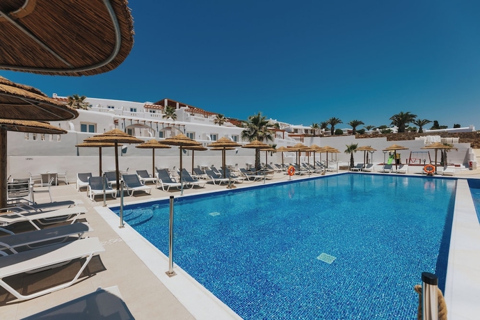 Imagen de la piscina del Hotel Naxos Grand Hotel. Foto 7