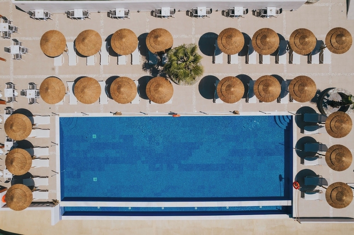 Imagen de la piscina del Hotel Naxos Grand Hotel. Foto 11