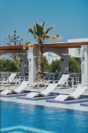 Imagen de la piscina del Hotel Naxos Grand Hotel. Foto 13