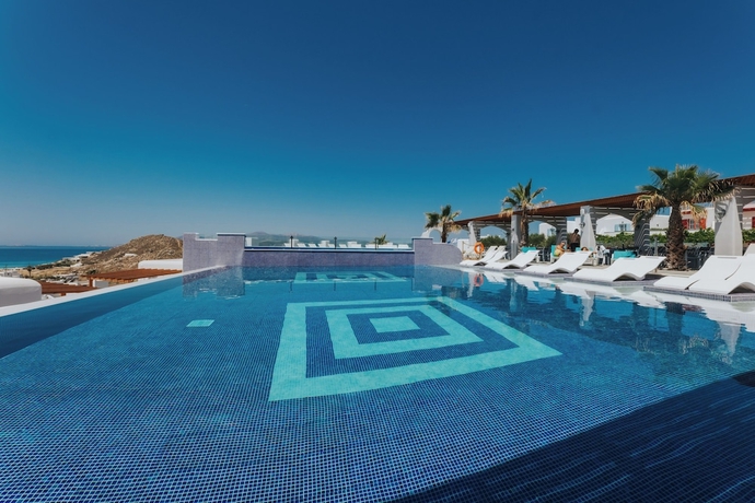 Imagen de la piscina del Hotel Naxos Grand Hotel. Foto 14
