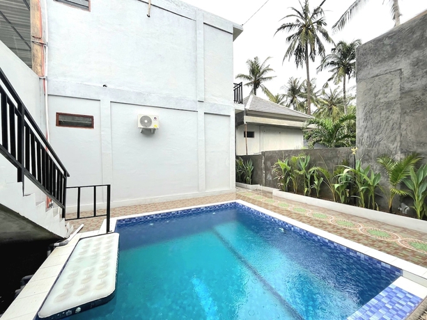 Imagen de la piscina del Hotel NeNa Eat and Sleep Kuta. Foto 11