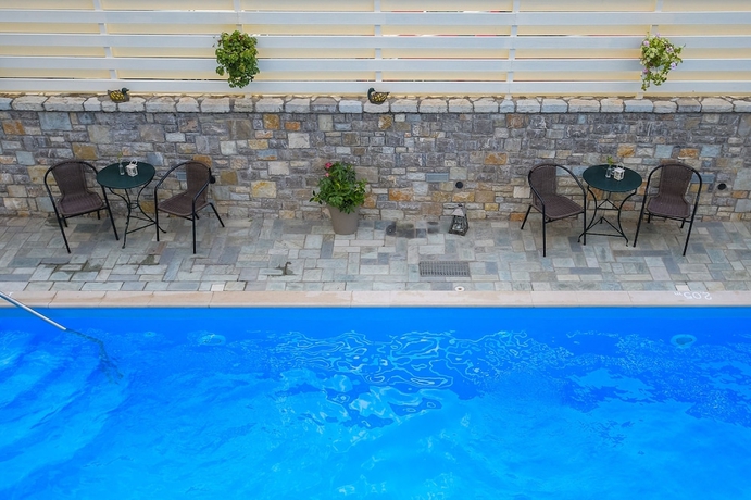 Imagen de la piscina del Hotel Neda. Foto 19