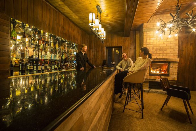 Imagen del bar/restaurante del Hotel Nedous. Foto 2