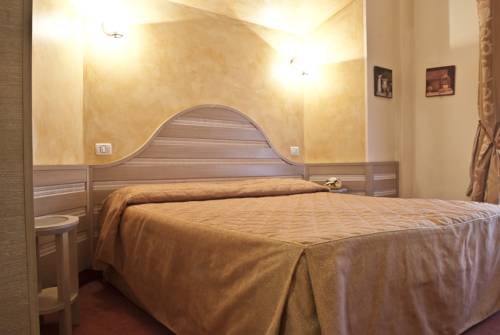 Imagen de la habitación del Hotel Nedy. Foto 4