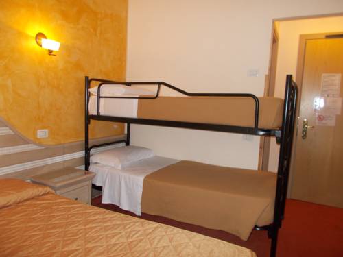 Imagen de la habitación del Hotel Nedy. Foto 9