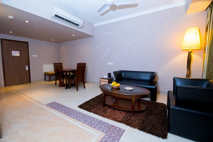 Imagen de la habitación del Hotel Neelams The Glitz. Foto 4