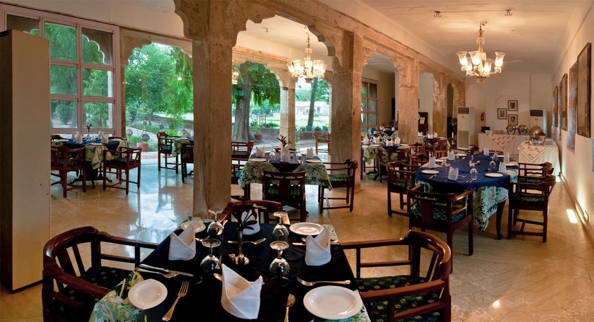 Imagen del bar/restaurante del Hotel Neemrana's - Deo Bagh. Foto 2