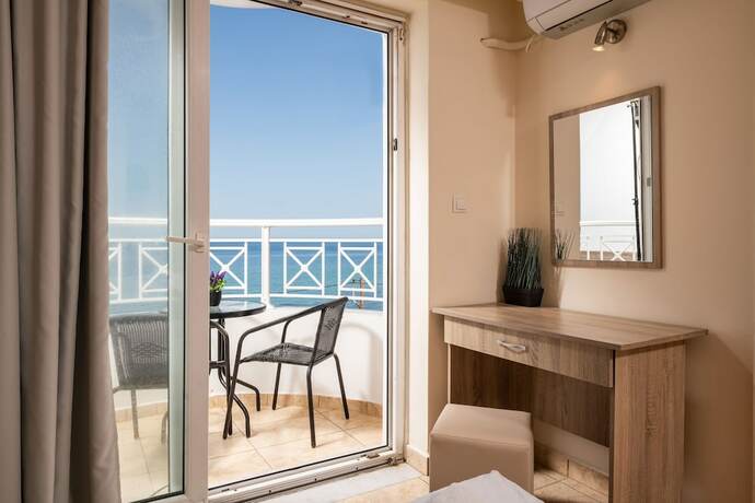 Imagen de la habitación del Hotel Nefeli Beach. Foto 14