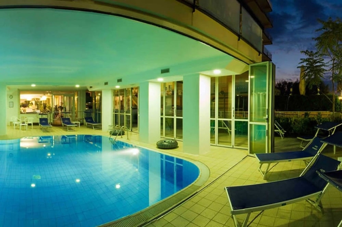 Imagen de la piscina del Hotel Negresco, Cattolica. Foto 15