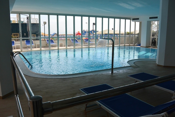 Imagen de la piscina del Hotel Negresco, Cattolica. Foto 16
