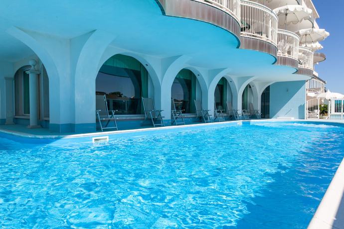 Imagen de la piscina del Hotel Negresco, Cervia. Foto 18