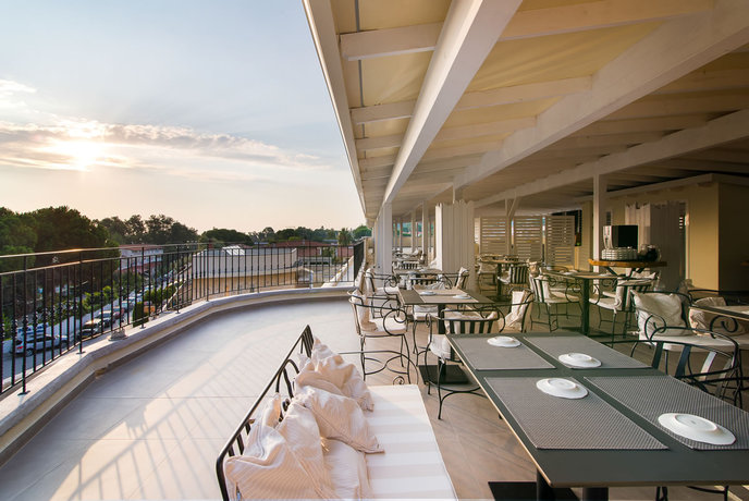 Imagen del bar/restaurante del Hotel Neikos Luxury Suites. Foto 2