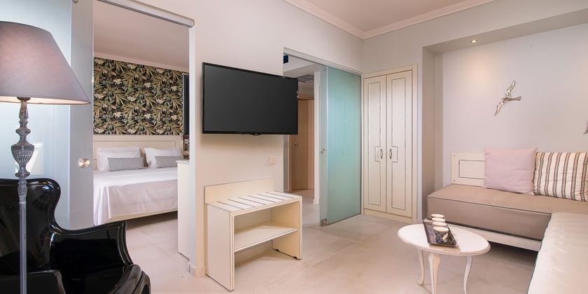 Imagen de la habitación del Hotel Neikos Luxury Suites. Foto 4
