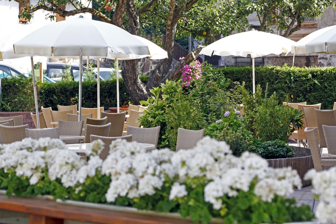 Imagen de los exteriores del Hotel Nele. Foto 5