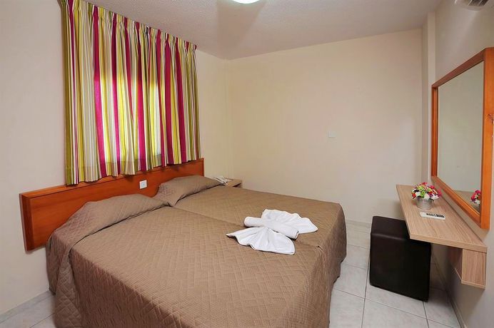 Imagen de la habitación del Hotel Nelia Gardens. Foto 16