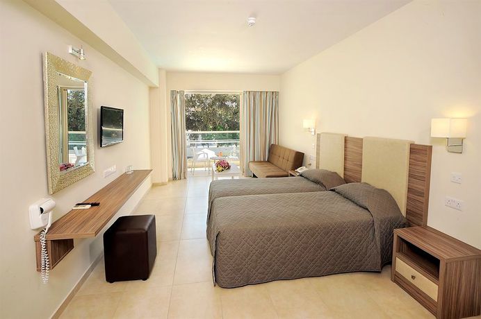 Imagen de la habitación del Hotel Nelia Gardens. Foto 17