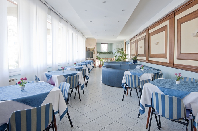 Imagen del bar/restaurante del Hotel Nella. Foto 2