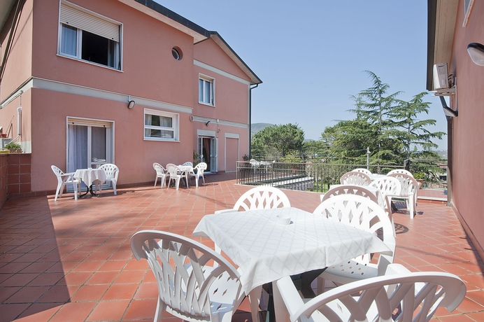 Imagen de los exteriores del Hotel Nella. Foto 14