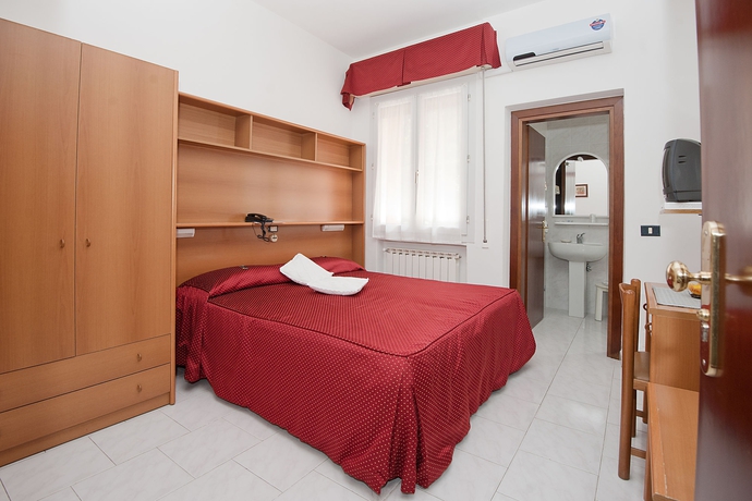 Imagen de la habitación del Hotel Nella. Foto 9