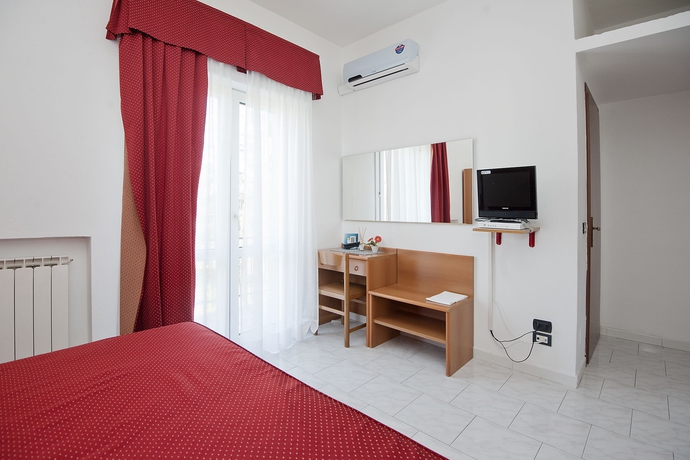 Imagen de la habitación del Hotel Nella. Foto 10